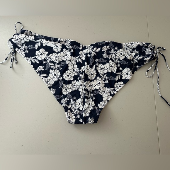 J.Crew Hipster Curved-Waist Cheeky Bikini Bottom in Magnolia Floral Navy Size 2X - Picture 8 of 8